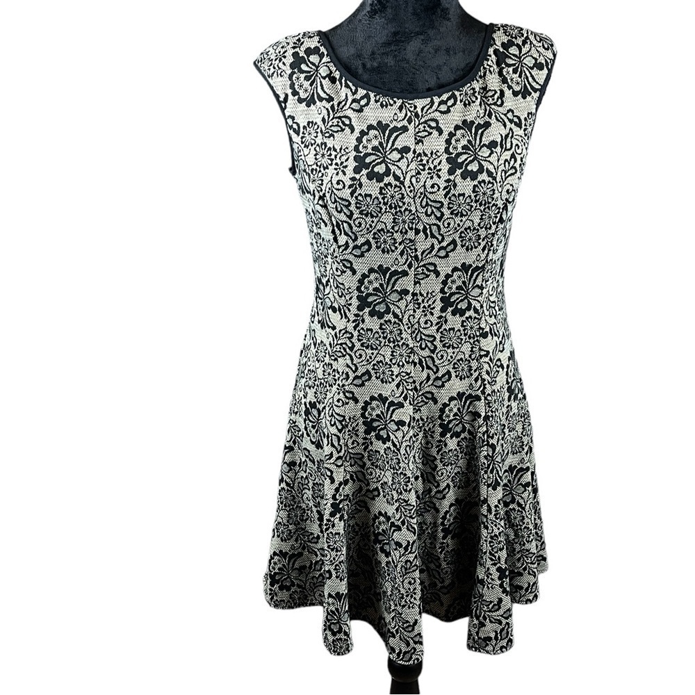 Maggy London Sleeveless Floral Print Fit And Flare Scoop Back Dress Size 6